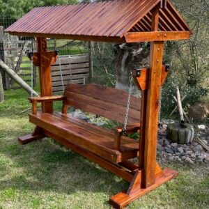 Hamaca de madera en un jardín.