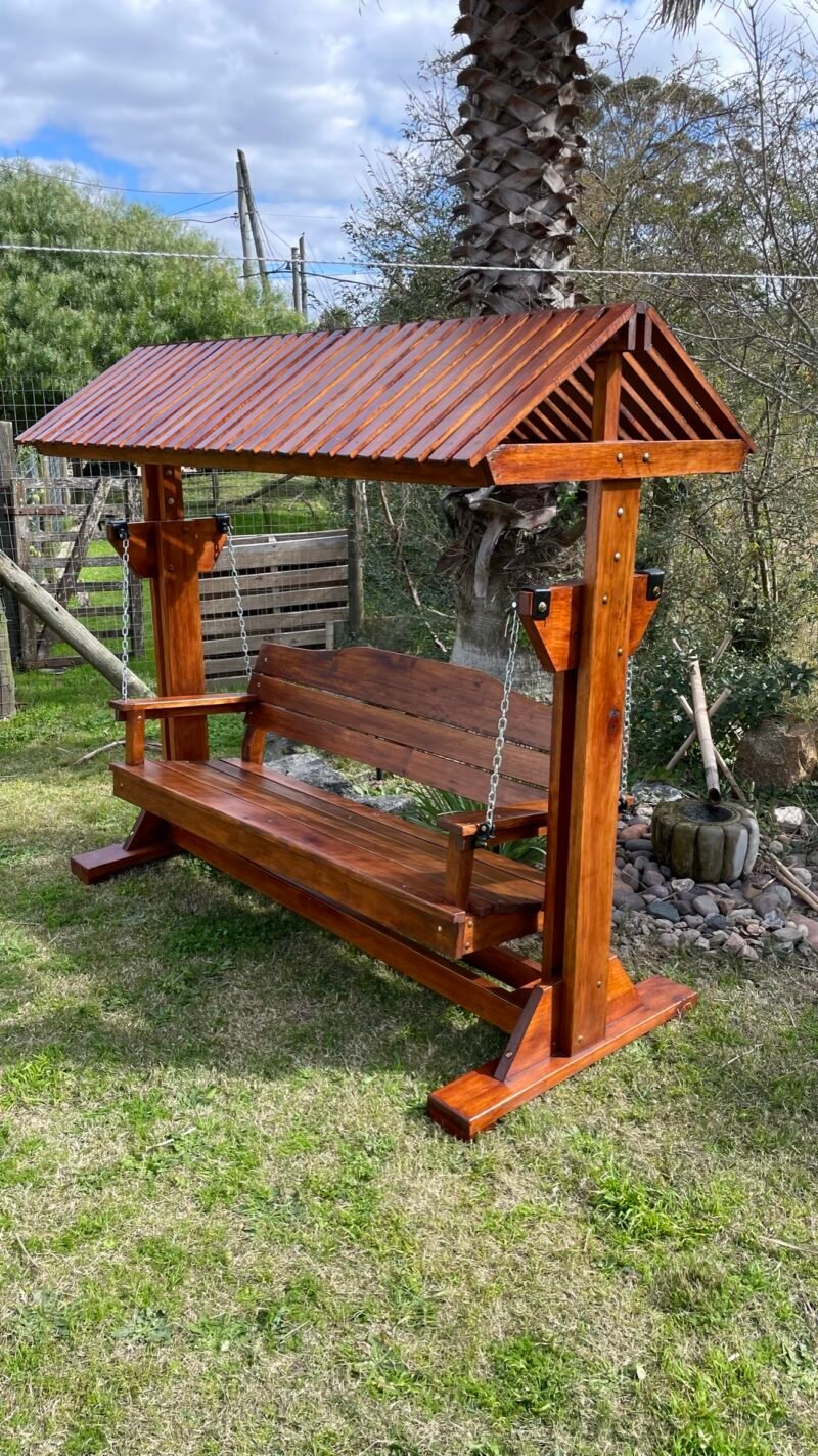 Hamaca de madera en un jardín.