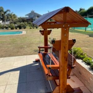 Hamaca de madera en un jardín.