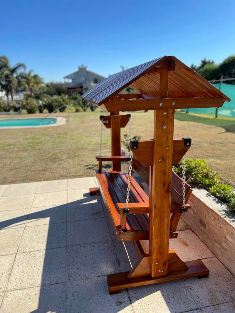 Hamaca de madera en un jardín.