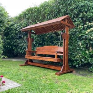 Hamaca de madera en un jardín.