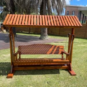Hamaca de madera en un jardín.