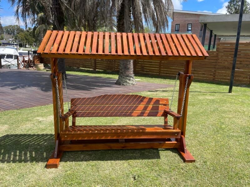Hamaca de madera en un jardín.