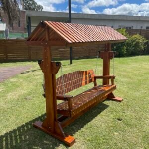 Hamaca de madera en un jardín.