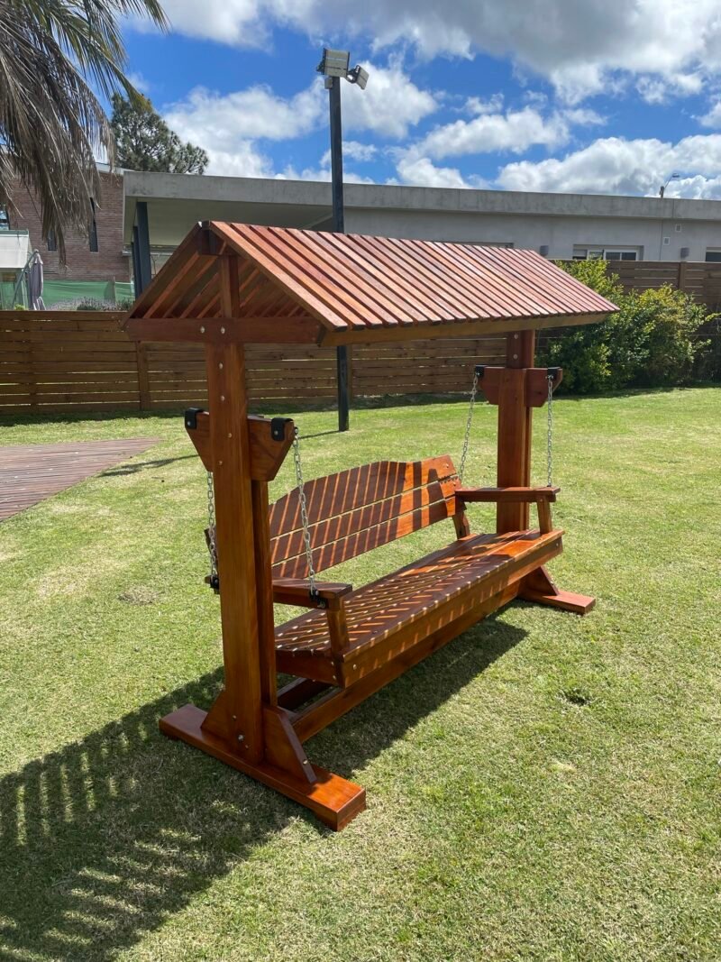 Hamaca de madera en un jardín.